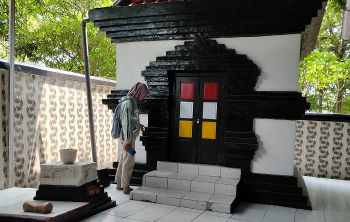 SAKRAL: Pengunjung mengamati bangunan khusus tempat bersemadi di Makam Panjang di Dusun Unggahan, Desa/Kecamatan Trowulan. (foto: Nadya Azzahra for Radar Majapahit)