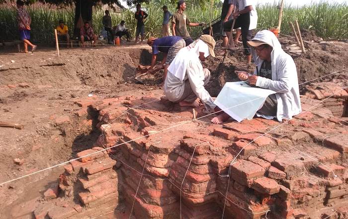 DIESKAVASI: Proses ekskavasi Situs Gapuro, di Dusun Gapuro, Desa Mojojajar, Kecamatan Kemlagi, Kabupaten Mojokerto, pada tahun 2016. (foto: Handrik Jupel Situs Gapuro for Radar Majapahit)