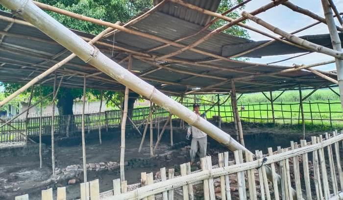 MEMPRIHATINKAN: Kondisi atap Situs Gapuro di Desa Mojojajar, Kecamatan Kemlagi, Kabupaten Mojokerto yang rusak sebelum akhirnya dibongkar. (foto Handrik for Radar Majapahit)