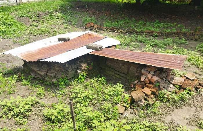 PERLU PERHATIAN: Bagian atap Situs Gapuro, di Desa Mojojajar, Kecamatan Kemlagi, Kabupaten Mojokerto, hanya menggunakan seng. (foto: Moch. Khasib for Radar Majapahit)
