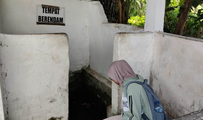 KERAMAT: Pengunjung melihat ruangan khusus berendam di Sumber Towo di Dusun Unggahan, Desa/Kecamatan Trowulan, Kabupaten Mojokerto. (foto: Nadya Azzahra for Radar Majapahit)