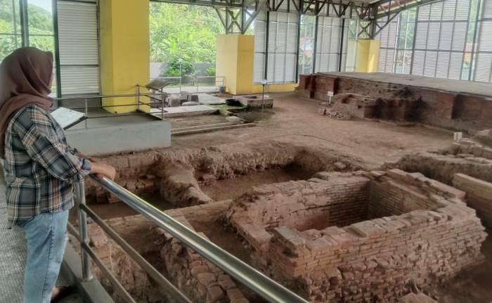 KERAMAT: Pengunjung mengamati Sumur Upas atau Candi Kedaton, di Desa Sentonorejo, Kecamatan Trowulan, Kabupaten Mojokerto. (foto: Isabel for Radar Majapahit)