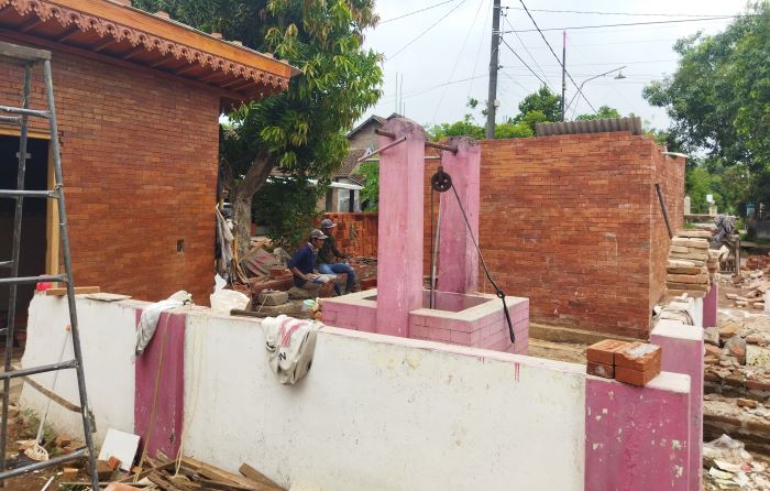 DIKERAMATKAN: Air situs Sumur Sakti Gajah Mada, di Desa Beloh, Kecamatan Trowulan, Kabupaten Mojokerto menyimpan nilai keistimewaan bagi sejumlah pengunjung. (foto: Moch. Khasib for Radar Majapahit)