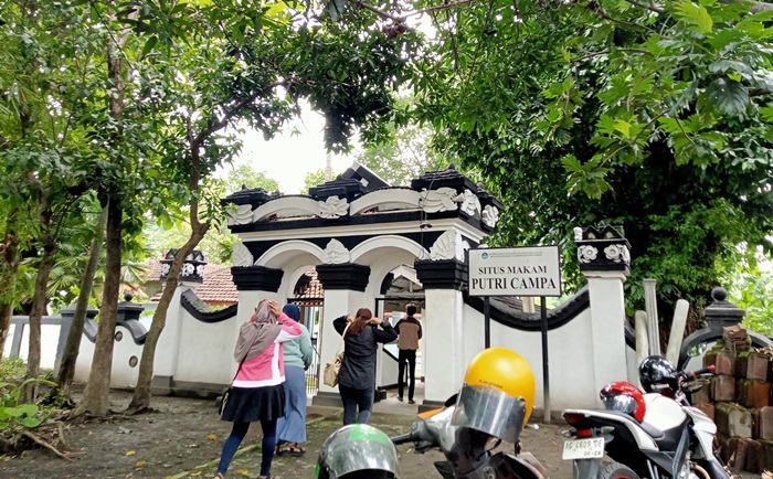MENGENANG SEJARAH: Pengunjung memasuki kompleks makam Putri Campa di Dusun Unggahan, Desa/Kecamatan Trowulan, Kabupaten Mojokerto. (foto: Putri Fadiyah for Radar Majapahit)