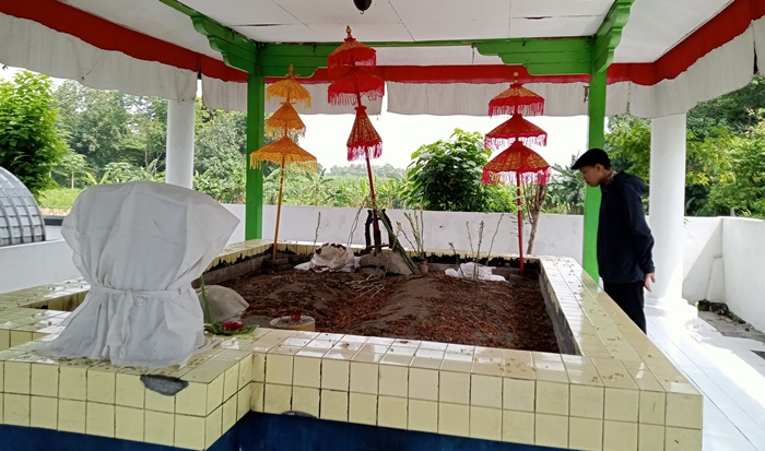 BUKTI SEJARAH: Pengunjung mengamati makam Putri Campa dan Raja Brawijaya V, di Dusun Unggahan, Desa/Kecamatan Trowulan, Kabupaten Mojokerto. (foto: Putri Fadiyah for Radar Majapahit)