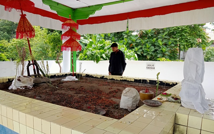 DIRAWAT: Pengunjung mengamati makam Putri Campa yang berdampingan dengan makam Raja Brawijaya V, Desa/Kecamatan Trowulan, Kabupaten Mojokerto. (foto: Putri Fadiyah for Radar Majapahit)