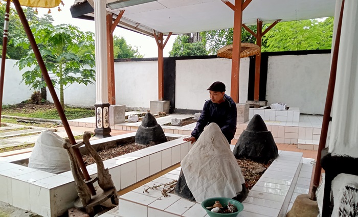 KLASIK: Pengunjung mengamati makam Singa Barong dan Macan Putih, panglima di Kerajaan Majapahit pada masa Raja Brawijaya V. (foto: Putri Fadiyah for Radar Majapahit)