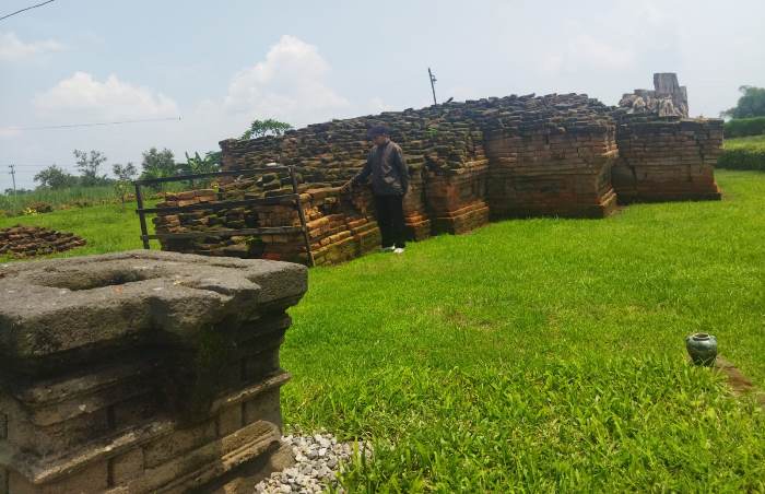 DISAKRALKAN:  Candi Pandengong di Dusun Kuwasen, Desa Menganto, Kecamatan Mojowarno, Kabupaten Jombang dinilai sakral oleh sejumlah wisatawan dan warga umum. (foto: Moch. Khasib for Radar Majapahit)