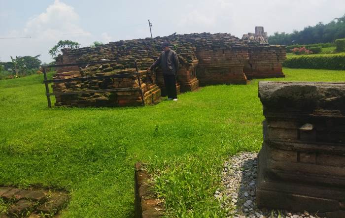 TERPELIHARA: Pengunjung mengamati struktur Candi Pandengong, di Dusun Kuwasen, Desa Menganto, Kecamatan Mojowarno, Kabupaten Jombang. (foto: Moch. Khasib for Radar Majapahit)