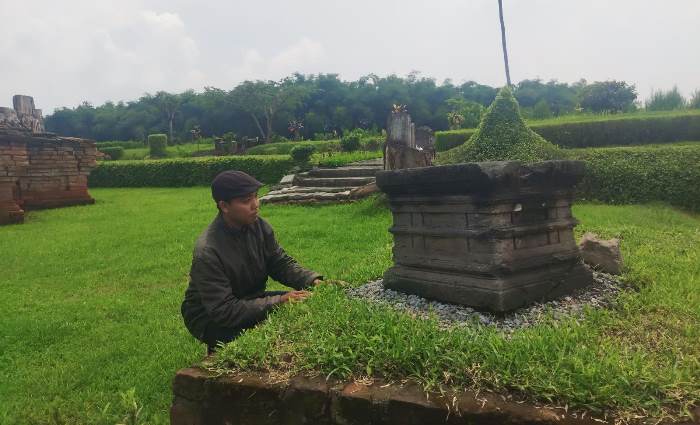 TERPELIHARA: Pengunjung mengamati struktur Candi Pandengong, di Dusun Kuwasen, Desa Menganto, Kecamatan Mojowarno, Kabupaten Jombang. (foto: Moch. Khasib for Radar Majapahit)