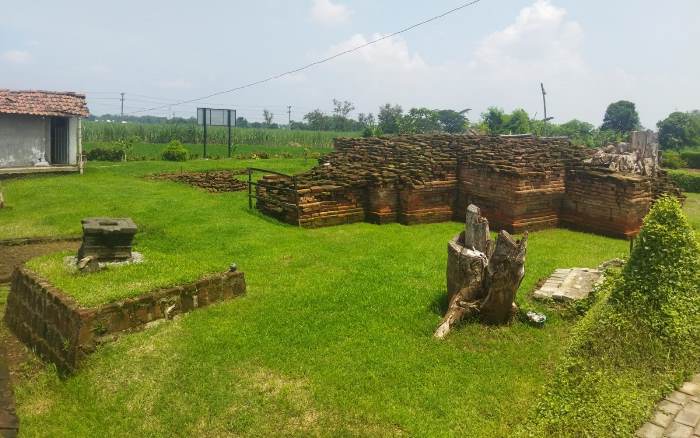 DISAKRALKAN:  Candi Pandengong di Dusun Kuwasen, Desa Menganto, Kecamatan Mojowarno, Kabupaten Jombang dinilai sakral oleh sejumlah wisatawan dan warga umum. (foto: Moch. Khasib for Radar Majapahit)