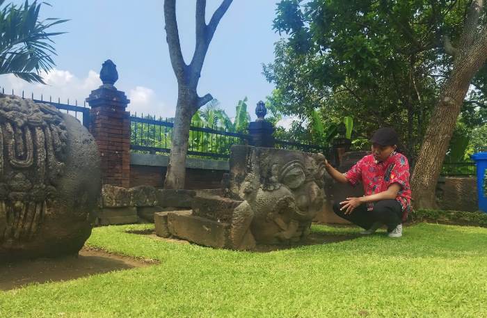 DILESTARIKAN: Pengunjung mengamati bebatuan andesit Candi Rimbi di Dusun/Desa Pulosari, Kecamatan Bareng, Kabupaten Jombang. (foto Moch. Khasib for Radar Majapahit)