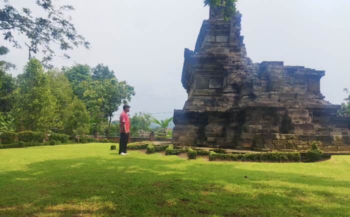 TERPELIHARA: Pengunjung mengamati Candi Rimbi di Dusun/Desa Pulosari, Kecamatan Bareng, Kabupaten Jombang. (foto Moch. Khasib for Radar Majapahit)