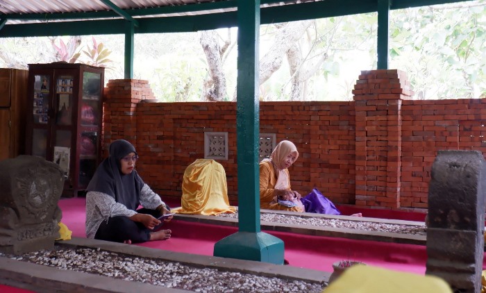 TERPELIHARA: Kondisi Makam Tujuh Troloyo yang terawat dengan baik di Dusun Sidodadi, Desa Sentonorejo, Kecamatan Trowulan, Kabupaten Mojokerto. (foto: Ulum for Radar Majapahit)