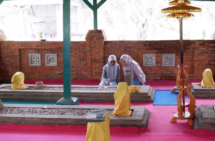 DISAKRALKAN: Pengunjung sedang berdoa di area Makam Tujuh Troloyo, di Dusun Sidodadi, Desa Sentonorejo, Kecamatan Trowulan, Kabupaten Mojokerto. (foto: Ulum for Radar Majapahit)