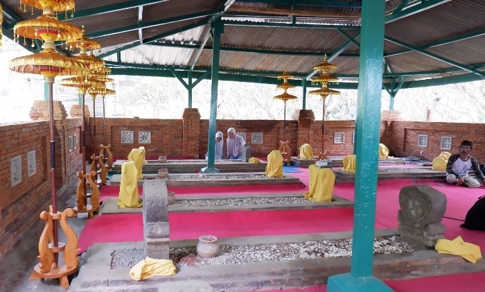 BUKTI SEJARAH: Kondisi makam Tujuh Troloyo di Dusun Sidodadi, Desa Sentonorejo, Kecamatan Trowulan, Kabupaten Mojokerto. (foto: Misbakhul Ulum for Radar Majapahit)