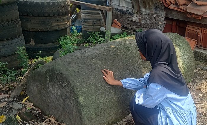 SEJARAH: Pengunjung mengamati Watu Kendang, di Desa Watesumpak, Kecamatan Trowulan, Kabupaten Mojokerto. (foto: Annisa for Radar Majapahit)