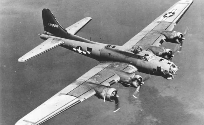 PEMBOM: Pesawat B-17 yang pernah melakukan pendaratan dan penerbangan di landasan pacu Karangdiyeng, Kecamatan Kutorejo, Kabupaten Mojokerto.