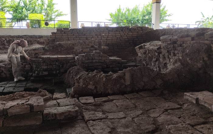 BUKTI SEJARAH: Pengunjung mengamati struktur Candi Minak Jinggo, di Dusun Unggahan, Desa/Kecamatan Trowulan, Kabupaten Mojokerto. (foto: Nadya Azzahra for Radar Majapahit)