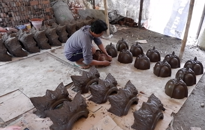 PRODUKTIF: Karyawan melakukan proses pencetakan kerajinan terakota Majapahit, Desa Jatipasar, Kecamatan Trowulan, Kabupaten Mojokerto. (foto: Misbakhul Ulum for Radar Majapahit)