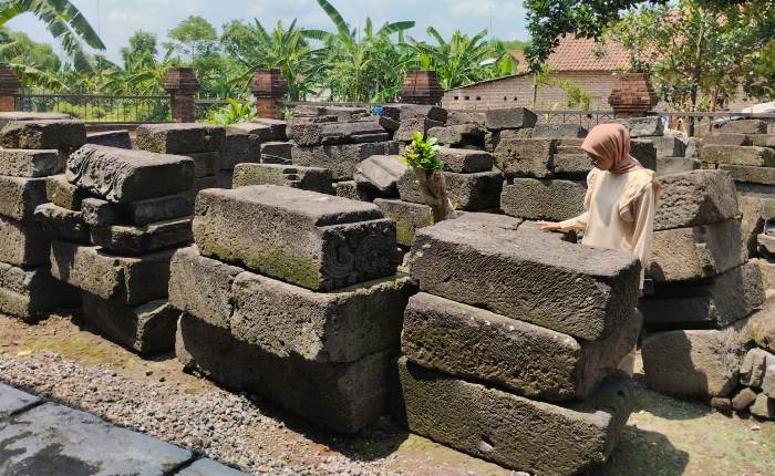 MENYIMPAN CERITA: Candi Minak Jinggo yang merupakan peninggalan Kerajaan Majapahit, di Dusun Unggahan, Desa/Kecamatan Trowulan, Kabupaten Mojokerto. (foto nadya azzahra for Radar Majapahit)