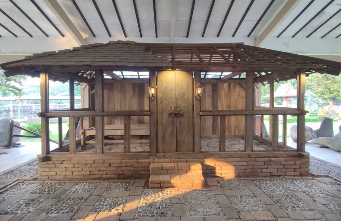 KUNO: Bangunan rumah zaman Kerajaan Majapahit hasil konstruksi ulang hasil penelitian berada di Museum Pusat Informasi Majapahit (PIM) Trowulan.