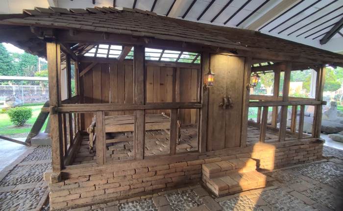 DILESTARIKAN: Bangunan rumah zaman Kerajaan Majapahit hasil konstruksi ulang hasil penelitian berada di Museum Pusat Informasi Majapahit (PIM) Trowulan.