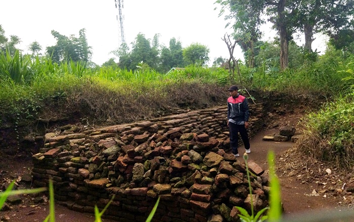 BELUM DIKEMBANGKAN: Kondisi Situs Kutogirang di Kecamatan Ngoro, Kabupaten Mojokerto menggambarkan, hidup segan mati pun tak mau. (foto: Moch. Khasib for Radar Majapahit)