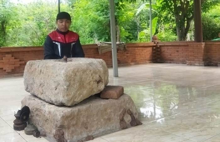 TERSISA: Pengunjung mengamati areal struktur bata kuno di Dusun/Desa Kutogirang, Kecamatan Ngoro, Kabupaten Mojokerto. (foto: Moch. Khasib for Radar Majapahit)