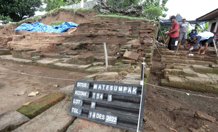 ARKEOLOGIS: Tim ekskavasi Balai Pelestarian Kebudayaan (BPK) Wilayah XI Jatim melakukan penggalian di Situs Watesumpak, Desa Waterumpak, Kecamatan Trowulan, Kabupaten Mojokerto, Desember 2022.