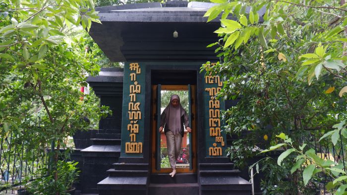 MENGENANG SEJARAH: Pengunjung memasuki gapura Makam Panggung, di Dusun Nglinguk, Desa/Kecamatan Trowulan, Kabupaten Mojokerto. (foto: Misbakhul Ulum for Radar Majapahit)