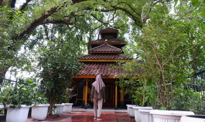 KLASIK: Pengunjung mengamati bangunan Makam Panggung, di Dusun Nglinguk, Desa/Kecamatan Trowulan, Kabupaten Mojokerto. (foto: Misbakhul Ulum for Radar Majapahit)