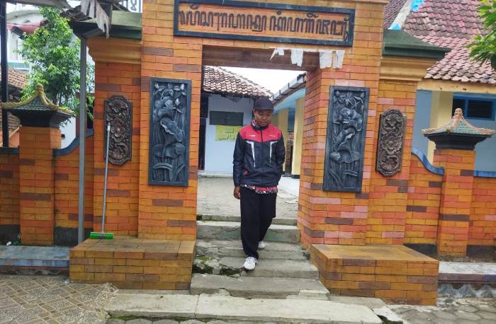 AKULTURASI: Huruf aksara jawa di pintu masuk Makam Ki Ageng di Desa Lebak Jabung, Kecamatan Jatirejo, bukti perpaduan budaya Islam dan Jawa. (foto: Moch. Khasib for Radar Majapahit)