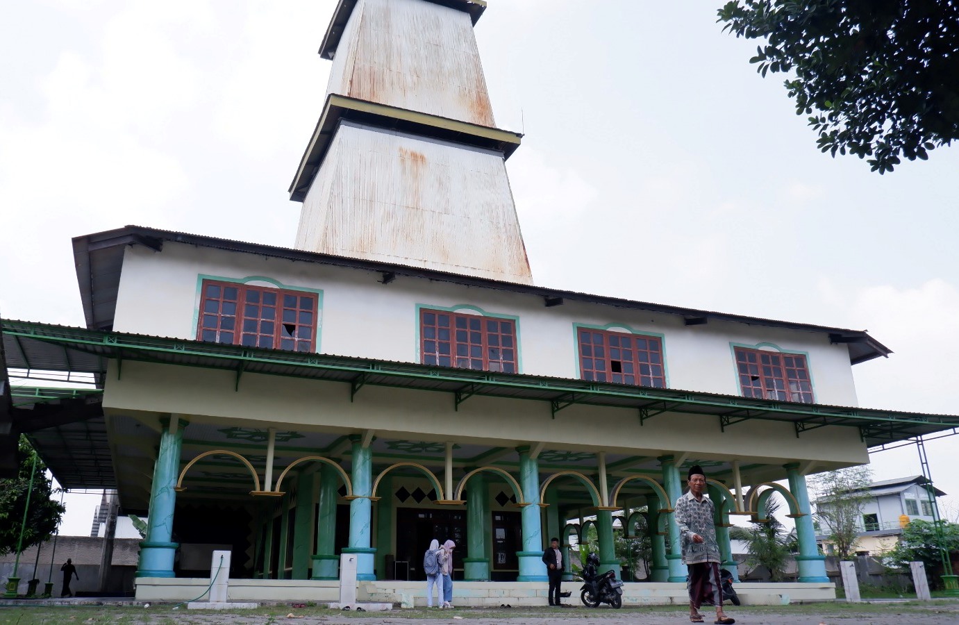 TAK BIASA: Bentuk unik bangunan Masjid Ki Buyut Langkay menyatu dengan menara, di Dusun Gampang, Desa Sumbertebu, Kecamatan Bangsal, Kabupaten Mojokerto. (foto: Misbakhul Ulum for Radar Majapahit)