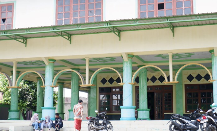 REHAT: Para pendatang singgah di Masjid Ki Buyut Langkay untuk salat dan istirahat sejenak, di Desa Sumbertebu, Kecamatan Bangsal, Kabupaten Mojokerto. (foto: Misbakhul Ulum for Radar Majapahit)