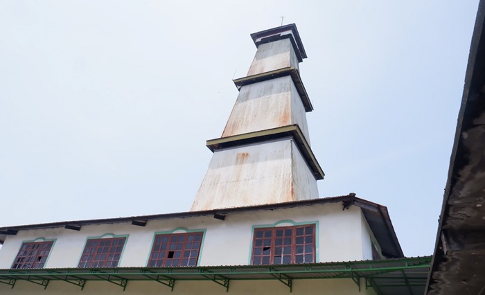 UNIK: Bentuk unik bangunan Masjid Ki Buyut Langkay yang menyatu dengan menara, di Desa Sumbertebu, Kecamatan Bangsal, Kabupaten Mojokerto. (foto: Misbakhul Ulum for Radar Mojokerto)