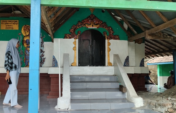 TEMPAT SEJARAH:  Pengunjung mengamati area Petilasan Hayam Wuruk di Dusun/Desa Panggih, Kecamatan Trowulan, Kabupaten Mojokerto. (foto: Nadya azzahra for Radar Majapahit)