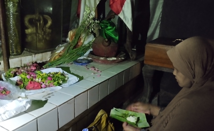 RITUAL: Pengunjung memasuki area Petilasan Hayam Wuruk di Dusun/Desa Panggih, Kecamatan Trowulan, Kabupaten Mojokerto. (foto: Nadya azzahra for Radar Majapahit)