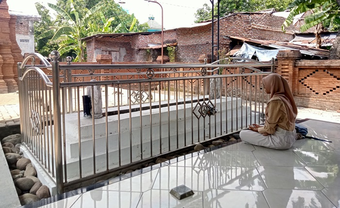 KHUSUK: Peziarah berdoa di Makam Hasan Ibrahim, di Dusun/Desa Karang Kedawang, Kecamatan Sooko, Kabupaten Mojokerto. (foto: Laila Ramadani for Radar Majapahit)
