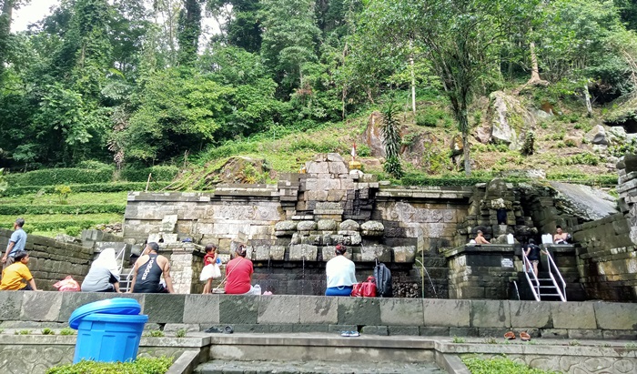 JUJUKAN WISATAWAN: Pengunjung berendam di Petirtaan Jolotundo di Dusun Balekambang, Desa Seloliman, Kecamatan Trawas, Kabupaten Mojokerto. (foto: Putri Fadiyah for Radar Majapahit)