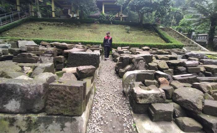 TERPESONA: Pengunjung mengamati sejumlah batu andesit di kawasan Petirtaan Jolotundo Desa Seloliman, Kecamatan Trawas, Kabupaten Mojokerto. (foto: Putri Fadiyah for Radar Majapahit)