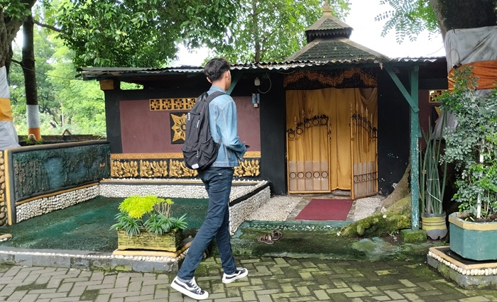 TEMPAT SEJARAH : Pengunjung melihat area Mbah Cinde Amoh di Lingkungan Cinde, Kelurahan/Kecamatan Prajurit Kulon, Kota Mojokerto. (foto: Nadya azzahra for Radar Majapahit)