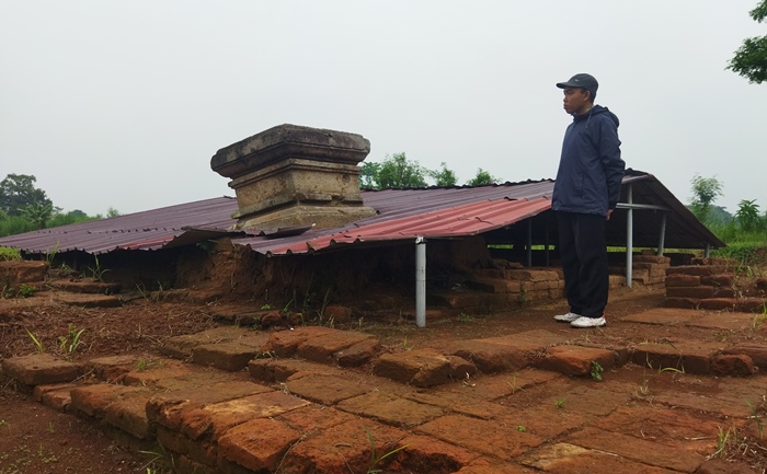 MENELUSURI: Pengunjung mengamati areal Situs Watukucur di Dusun Penanggalan, Desa Dukuhdimoro, Kecamatan Mojoagung, Kabupaten Jombang. (foto: Moch. Khasib for Radar Majapahit)