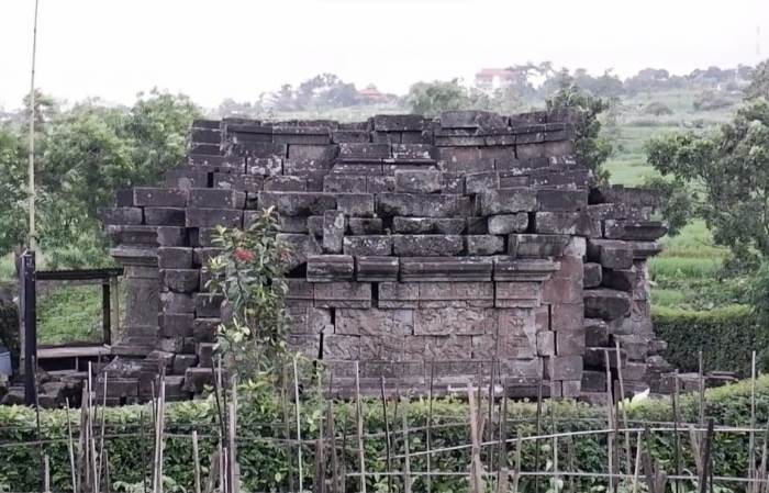 SPEKTAKULER: Struktur Candi Kesiman Tengah di Desa Kesiman Tengah, Kecamatan Pacet, Kabupaten Mojokerto menyimpan sejumlah kisah pada reliefnya. (foto: Misbakhul Ulum for Radar Majapahit)