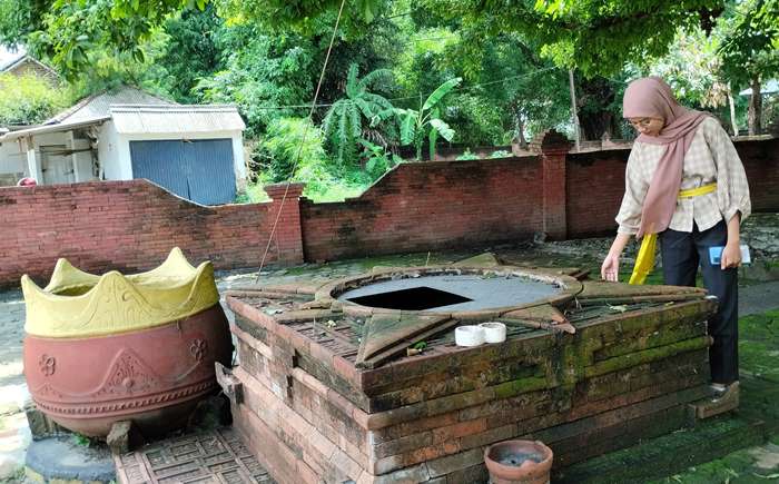 MENGENANG SEJARAH: Pengunjung mendatangi area makam Ki Ageng Saloko Gading di Desa Seduri, Kecamatan Mojosari, Kabupaten Mojokerto. (foto: Nadya Azzahra for Radar Majapahit)