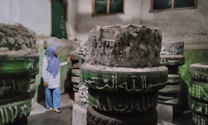 TELUSURI: Pengunjung memasuki pintu masjid bawah tanah, di Dusun Losari, Desa Pekukuhan, Kecamatan Mojosari (foto: Putri Fadiyah for Radar Majapahit)