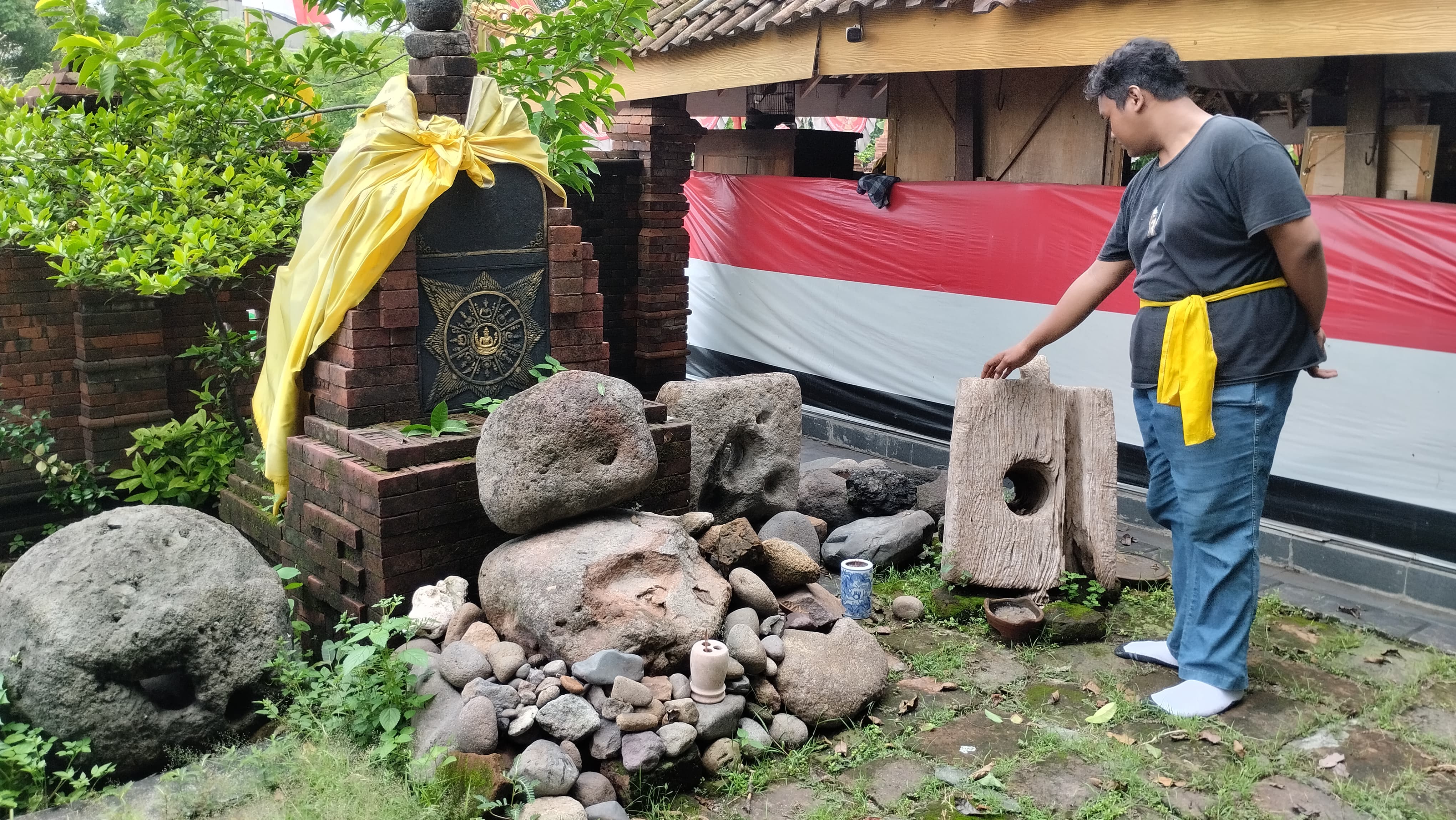 ALA MAJAPAHITAN: Bangunan dari bata merah dengan hiasan Surya Majapahit di Petilasan Ki Ageng Resi Saloko Gading, di Desa Seduri, Kabupaten Mojokerto. (foto: Nadya Azzahra for Radar Majapahit)