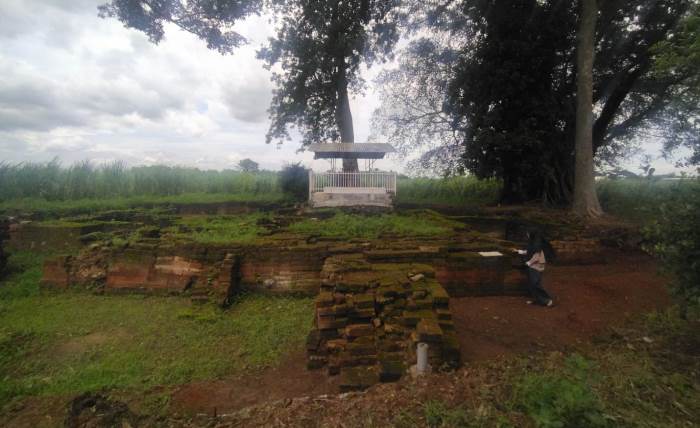 PERLU DIPERBAIKI: Sejumlah struktur candi tampak rapuh hingga rusak akibat vandalisme di masa lampau. (foto: Moch. Khasib for Radar Majapahit)