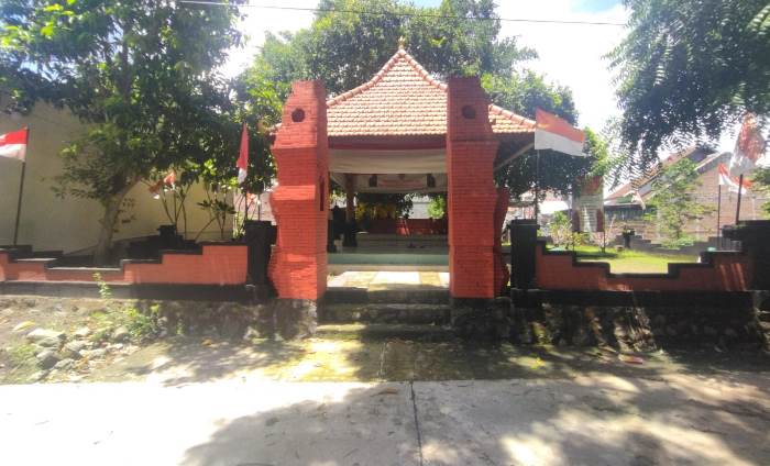 TAMPAK DEPAN: Pintu utama menuju petilasan mengenang jasa Ki Ageng Resi Gagak Serut, Desa Randubangu, Kecamatan Mojosari, (foto: Moch. Khasib for Radar Majapahit)