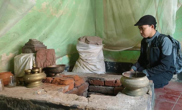 SUMBER AIR: Pengunjung mengamati sumur windu di Dusun/Desa Bejijong, Kecamatan Trowulan, Kabupaten Mojokerto. (foto: Misbakhul Ulum for Radar Majapahit)